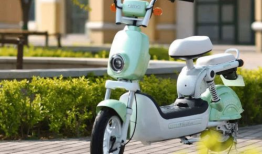 美女挤奶视频,美女挤奶瞬间，揭秘农场生活日常